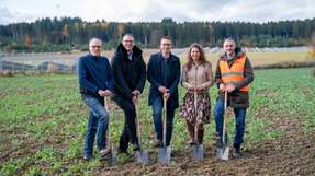 Der Baubeginn des Wieland Solarparks in Erbach wurde mit einem Spatenstich eingeläutet. Von links nach rechts: Constantin Freiherr von Ulm-Erbach (Verpächter der Fläche), Michael Keppeler (Wieland-Gruppe), Achim Gaus (Bürgermeister Stadt Erbach), Miriam Held (Wieland-Gruppe), Markus Dorschner (Projektleiter ETB Energy)