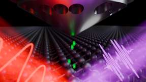 Schematische Darstellung der Versuchsanordnung: Attosekundenpulse (violett) lösen Elektronen (grün) aus einer Kristalloberfläche. Das Photoemissionselektronenmikroskop (kegelförmiges Instrument oben) untersucht die schnellen Bewegungen der Elektronen.