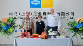 Zeremonie anlässlich der Eröffnung des Zhanjiang Service Center von
HIMA in China / (v.l.n.r.:) Xie, Jianfei (Lokaler Bürgermeister), Zhou, Yao (Managing Director, HIMA China), Peter Sieber (Vice President Strategic Marketing, HIMA Group) 