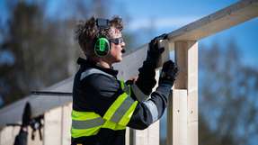 Das solarbetriebene Headset von 3M funktioniert im Freien - aber nicht nur: Auch in geschlossenen Räumen wie Werkstatt oder Lagerhalle wandelt die patentierte Solarzellentechnologie Powerfoyle Licht in Akkupower um.