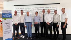 Freuten sich über den Blick hinter die Kulissen der Jauch Quartz, von links nach rechts: Prof. Dr. Christoph Müller (Universität St. Gallen), Timo Schmidt und Thomas Jauch (Firma Jauch Quartz), Thomas Albiez und Thomas Wolf (IHK), Marc Schott (Firma Jauch Quartz) sowie Niklas Lehmann und Jörg Hermle (IHK).