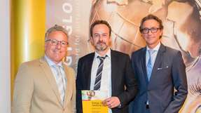 Bei der Urkundenübergabe im Rahmen des Energy Globe Award 2019 in Salzburg: Hans-Jörg Dullinger (Mitte), Grundfos-Vertriebsleiter Projekte CBS in Österreich, Dr. Heinrich Schellhorn (links), Laudator und Vorstandssprecher Dr. Leonhard Schitter (rechts), Salzburg AG für Energie, Verkehr & Telekommunikation.