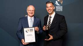 Bei der Preisverleihung des German Innovation Award 2019, von links nach rechts: Fritz Colesan, Sprecher des Vorstandes bei Flottweg und Nils Engelke, PR- und Kommunikationsmanager, nehmen die Auszeichnung entgegen.