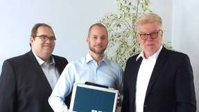 Nach der Besiegelung des Distributionsvertrags: Michael Hartner, Inhaber und Geschäftsführer bei E.Hartner & Co, mit Vertriebsleiter Thomas Brunner und Frank-Oliver Lenz, Distributions-Manager von Rafi, von links nach rechts im Bild.