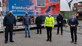 Bei der Übergabe des Brandsimulationscontainers an die Bad Oeynhausenener Feuerwehr (von links): Stefan Meier (Leiter der Feuerwehr), Stefan Tödtmann (Beigeordnete Bürgerdienste), Dennis Theiling (Hauptamtliche Wache), Horst Rose (CSO von Denios), Rainer Lange-Hitzbleck (Mitglied der Denios-Geschäftsleitung) und Lars Bökenkröger (Bürgermeister von Bad Oeynhausen)