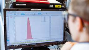 In Laborversuchen erreichte das Team um Chemie-Professor Martin Bertau mit dem innovativen Material eine Filter-Leistung von bis zu 95 Prozent an Perfluorheptansäure (PFHpA).