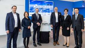 Von links nach rechts: Volker Wissing Bundesverkehrsminister, Korinna Joerling Bereichsleiterin Wasserstoff Now, Stephanie Bauer Leiterin PtJ, Josef Kallo CEO H2Fly, André Thess Institutsdirektor DLR TT, Florian Maier President und CEO Diehl Aerospace.