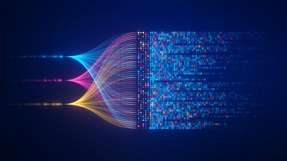 Datenintegration verbessert die Entscheidungsfindung, erhöht die Datenqualität, steigert Effizienz und Produktivität und führt zu höherer Kundenzufriedenheit. Dennoch gibt es Herausforderungen wie Datenqualitätsprobleme und die Komplexität von Integrationstools.