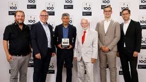 Preisverleihung TOP100: Bluhm erhält eine Auszeichnung.
