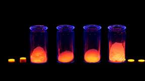 Forscher des INM haben Leuchtpartikel entwickelt, die als Plagiatschutz bei hohen Temperaturen eingesetzt werden können. Mit UV-Licht oder Röntgenstrahlung angeregt leuchten die farblosen Nanopartikel Orange-Rot.
