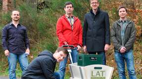 Nico Haser (l.) und Robert Schwartz, Mitarbeiter von Professor Matthias Nienhaus (2.v.r.), und die Studenten Matthias Hoffmann (kniend) und Sergej Fabich (r.). 