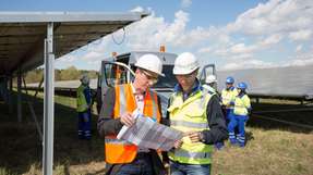 Techniker warten eine PV-Anlage in Hürth, die von der BürgerEnergie eG betrieben wird.