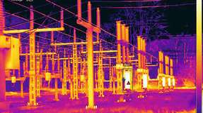 Die warmen Stellen an dieser 110 Kilovolt Freiluftschaltanlage zeigen Leistungsschalter, die über eine Schrankheizung verfügen, damit sich kein Kondensat bildet. Das Wärmebild zeigt, dass alle Schrankheizungen korrekt funktionieren.