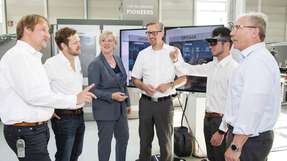 Virtual und Mixed Reality begeistern die Roundtable-Teilnehmer bei Optima (v.l.n.r.): Michael Wratschko, Alexander Herrmann, Dr. Ulla Reutner, Dr. Christoph Runde, Arne Sanwald, Gustav Marwitz.