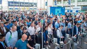 Besucheransturm am Eingang der Automatica in der Messe München.