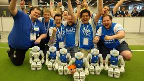 Der frischgebackene Weltmeister: Das Nao-Team HTWK nach seinem Sieg in Montreal.