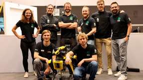 Das FZI Team des Wettbewerbs (v.l.n.r.): Sabine Bellmann, Thomas Trapp, Lennart Puck, FZI-Abteilungsleiter Tristan Schnell, Philip Keller, David Oberacker, Niklas Spielbauer und Marvin Grosse Besselmann.