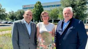 Im Bild von links nach rechts: Dr. Manfred Horstmann, General Manager von GlobalFoundaries Dresden; Wenke Weinreich, Leiterin des CNT und stellvertretende Institutsleiterin des Fraunhofer IPMS und Prof. Hubert Lakner, Institutsleiter des Fraunhofer-Instituts für Photonische Mikrosysteme IPMS.